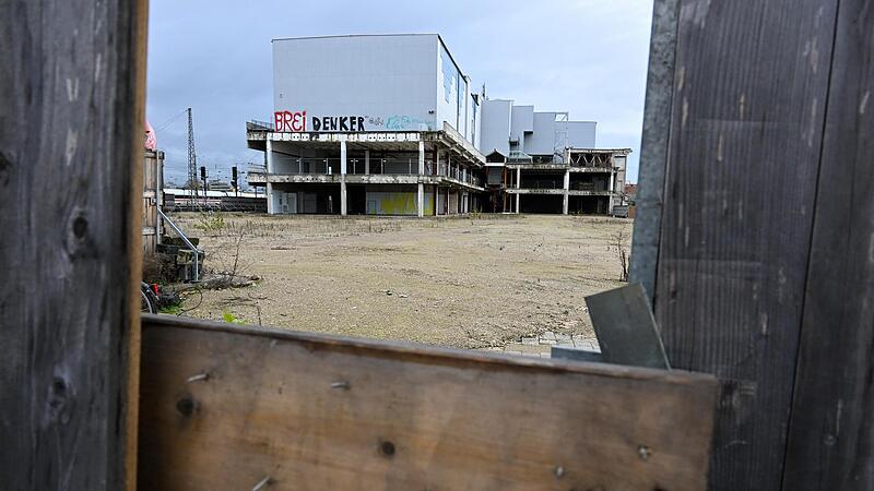 L&uuml;cke hinter dem Bauzaun: Vor &uuml;ber einem Jahr haben die Arbeiten am halb abgebrochenen Atrium gestoppt.