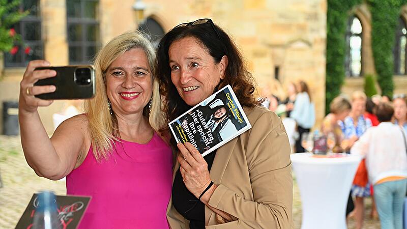 Selfie gef&auml;llig? CSU-Politikerin Melanie Huml mit Gastrednerin und Pilotin Cordula Pflaum.