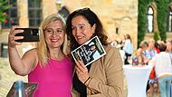 Selfie gefällig? CSU-Politikerin Melanie Huml mit Gastrednerin und Pilotin Cordula Pflaum.