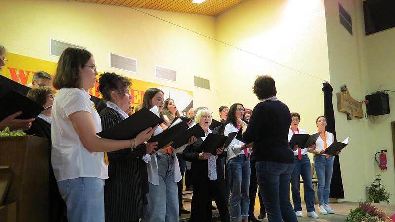 Der Gemeinschaftschor des Gesangvereins Untereschenbach und Concino Greßthal mit einer Premiere