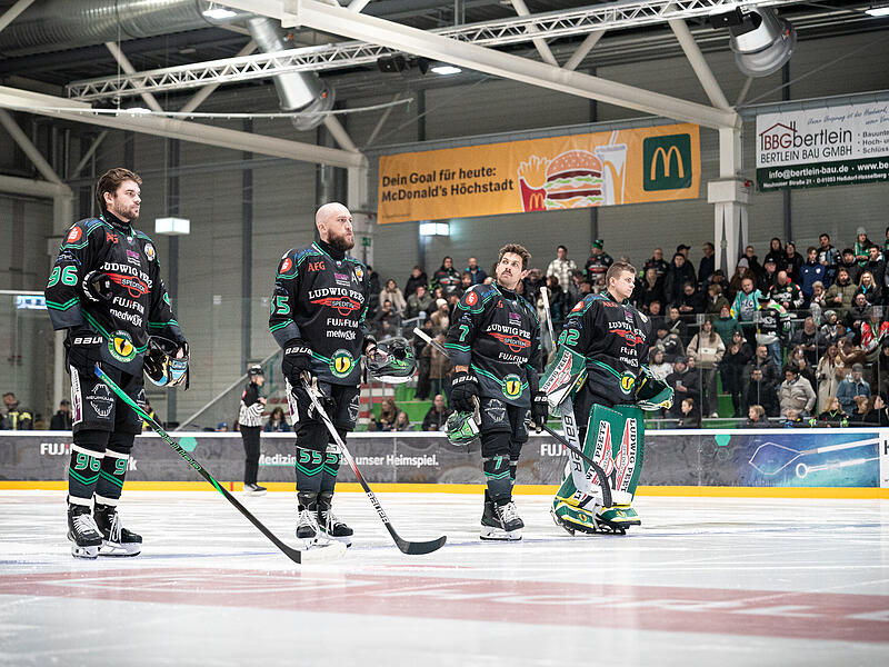 Höchstadt Alligators: Kader vor Re-Start in Lindau ausgedünnt Gerade auf Jake Fardoe (2. v. links) wartet große Belastung: Der Höchstadter EC hat auch nach der Deutschland-Cup-Pause nur fünf Verteidiger im Aufgebot.