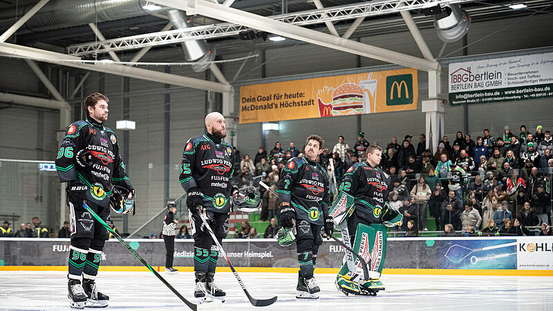 Gerade auf Jake Fardoe (2. v. links) wartet gro&szlig;e Belastung: Der H&ouml;chstadter EC hat auch nach der Deutschland-Cup-Pause nur f&uuml;nf Verteidiger im Aufgebot.