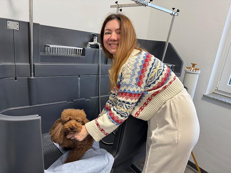 Lucky, der Familienhund, wird regelm&auml;&szlig;ig bei der Hundemeisterin in Gro&szlig;enseebach verw&ouml;hnt. Dazu geh&ouml;rt auch das Bad in der speziellen Hundebadewanne.