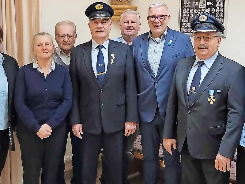 Der Festausschuss mit (v. l.) Sonja G&ouml;bel, Maria Helmreich, Geo Seelmann, Gerhard Senger, Stefan Amon, Robert Fischer, Nikolaus Kunzelmann und Simone F&ouml;rst (es fehlen: Stephan Metzner, Franz Hennemann, Ludwig Hennemann und Thomas Hennemann).