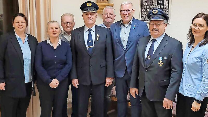 Der Festausschuss mit (v. l.) Sonja Göbel, Maria Helmreich, Geo Seelmann, Gerhard Senger, Stefan Amon, Robert Fischer, Nikolaus Kunzelmann und Simone Först (es fehlen: Stephan Metzner, Franz Hennemann, Ludwig Hennemann und Thomas Hennemann). Der Festausschuss mit (v. l.) Sonja Göbel, Maria Helmreich, Geo Seelmann, Gerhard Senger, Stefan Amon, Robert Fischer, Nikolaus Kunzelmann und Simone Först (es fehlen: Stephan Metzner, Franz Hennemann, Ludwig Hennemann und Thomas Hennemann).
