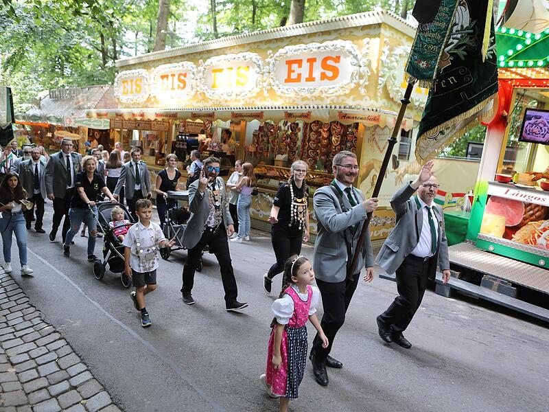 Dem Festzug haben sich zahlreiche Blaskapellen, Sch&uuml;tzen, verschiedene Vereine und Innungen angeschlossen.Der Annafest-Umzug in Forchheim 2022