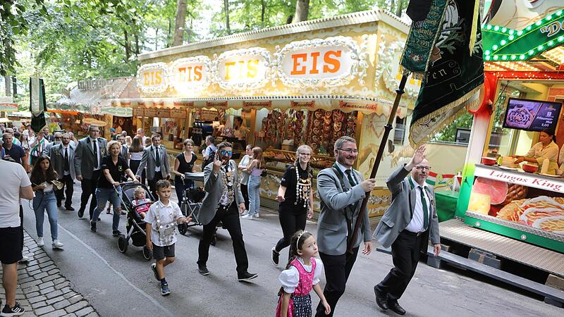 Dem Festzug haben sich zahlreiche Blaskapellen, Sch&uuml;tzen, verschiedene Vereine und Innungen angeschlossen.Der Annafest-Umzug in Forchheim 2022