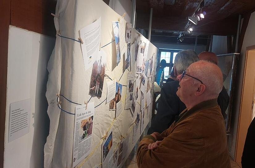 Die Fotoausstellung und die Ausstellung von nach Herzogenaurach Geflüchteten ergänzen sich gut.