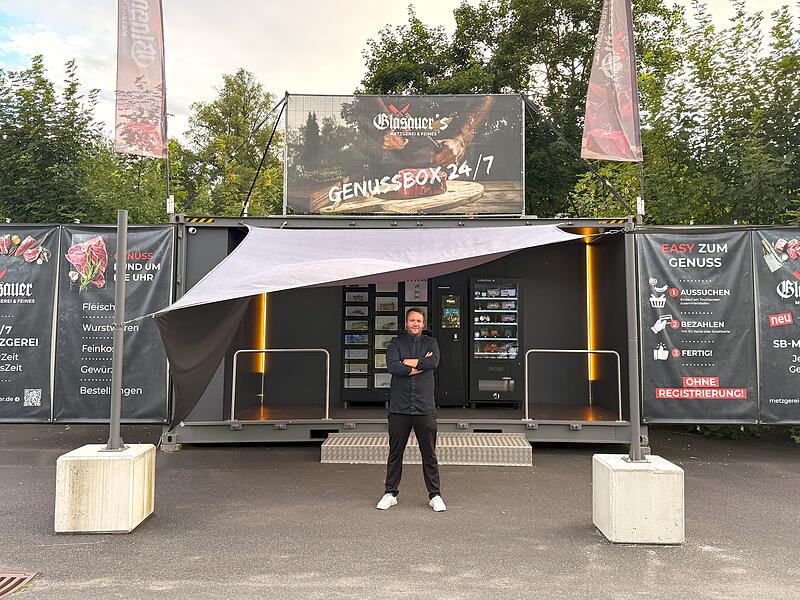 Dominik Glasauer steht vor dem 24/7-Automaten in der Bahnhofstraße in Münnerstadt. Dominik Glasauer steht vor dem 24/7-Automaten in der Bahnhofstraße.