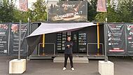 Dominik Glasauer steht vor dem 24/7-Automaten in der Bahnhofstra&szlig;e.