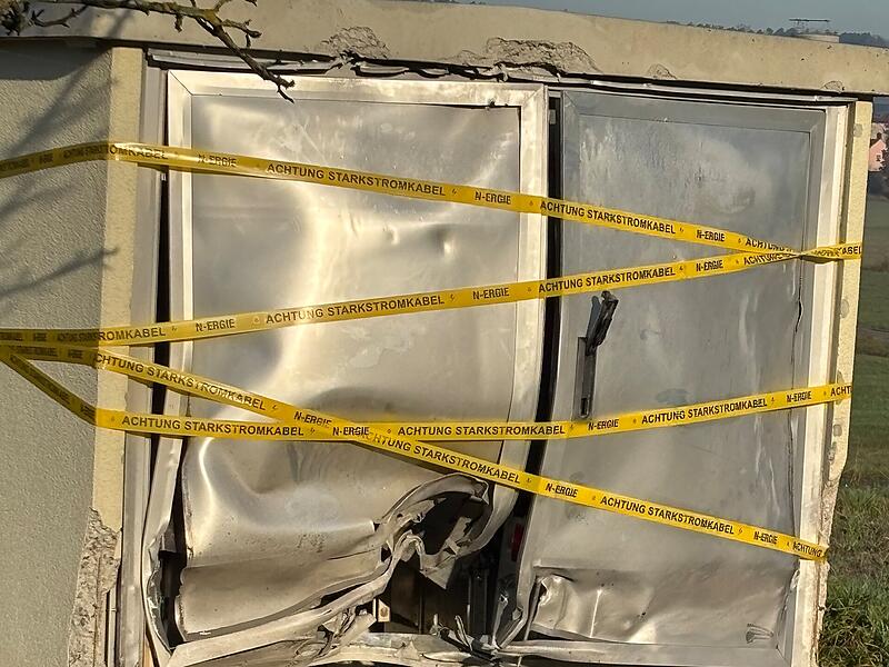 Trafohaus Höchstadt Weidendorf Explosion Wegen der Explosion an einer Trafostation am Freitagabend, 14. November, in Weidendorf bei Höchstadt, waren viele umliegende Orte stundenlang ohne Strom. Das Bayerische Landeskriminalamt in München ermittelt.