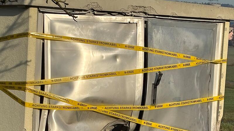 Wegen der Explosion an einer Trafostation am Freitagabend, 14. November, in Weidendorf bei H&ouml;chstadt, waren viele umliegende Orte stundenlang ohne Strom. Das Bayerische Landeskriminalamt in M&uuml;nchen ermittelt.