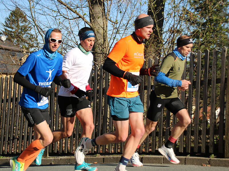 Strahlender Sonnenschein, aber nur niedrige Plusgrade erwartete die L&auml;ufer beim 19. Obermain-Marathon rund um Bad Staffelstein. Die Marathon-Strecke f&uuml;hrte wieder an den beiden Wahrzeichen der Kurstadt, dem Kloster Banz und der Basilika Vierzehnheiligen vorbei.