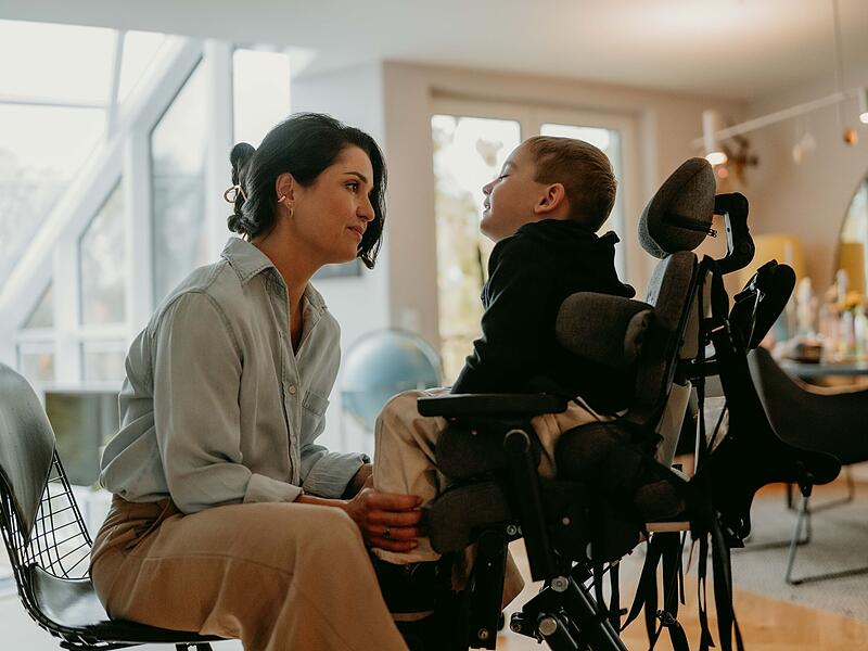 Franziska Hohmuth-Skotnik mit einem ihrer S&ouml;hne. Die Bambergerin hat eine Petition f&uuml;r inklusive Mehrgenerationen-Spielpl&auml;tze gestartet.