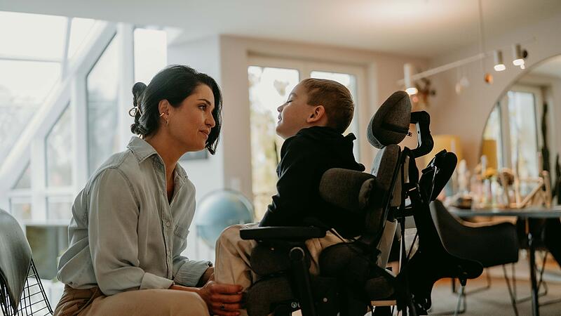 Franziska Hohmuth-Skotnik mit einem ihrer S&ouml;hne. Die Bambergerin hat eine Petition f&uuml;r inklusive Mehrgenerationen-Spielpl&auml;tze gestartet.