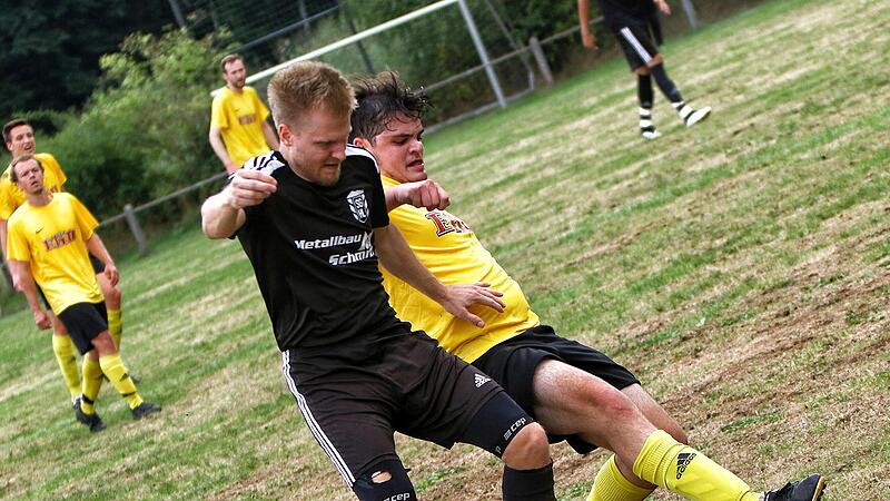 Hart umkämpft war das Nachbarderby zwischen dem TSV Trebgast (rechts Jonas Voigt) und der SG Harsdorf/Lanzendorf (vorne Martin Doerfler). Die Einheimischen drehten auf schwierigem Geläuf in der Schlussphase einen 1:2-Rückstand noch um. Hart umkämpft war das Nachbarderby zwischen dem TSV Trebgast (rechts Jonas Voigt) und der SG Harsdorf/Lanzendorf (vorne Martin Doerfler). Die Einheimischen drehten auf schwierigem Geläuf in der Schlussphase einen 1:2-Rückstand noch um.