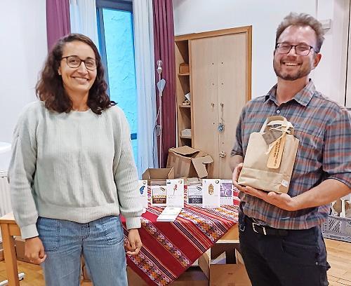 Johanna Stumpner, 2. Vorsitzende der Eine-Welt-Gruppe, bedankt sich bei Dr. Arno Wielgoss für den intensiven und anregenden Vortrag über das wegweisende Projekt Perú Puro, bei dem die Produktion von Kakao mit sozialer Verantwortung, Fairness und Ö...