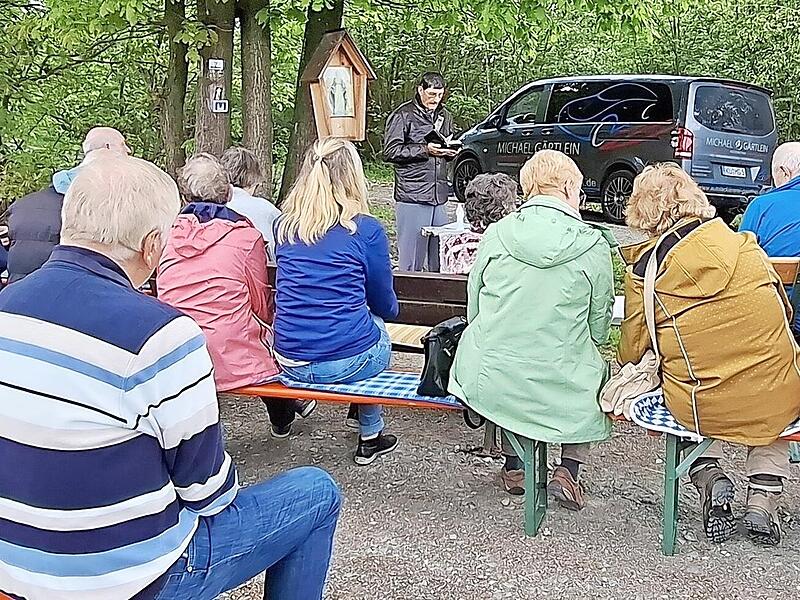 Helmut Fiedler führte durch die Maiandacht am Eltschigkreuz neben dem Gottesgartenrundweg Helmut Fiedler führte durch die Maiandacht am Eltschigkreuz neben dem Gottesgartenrundweg