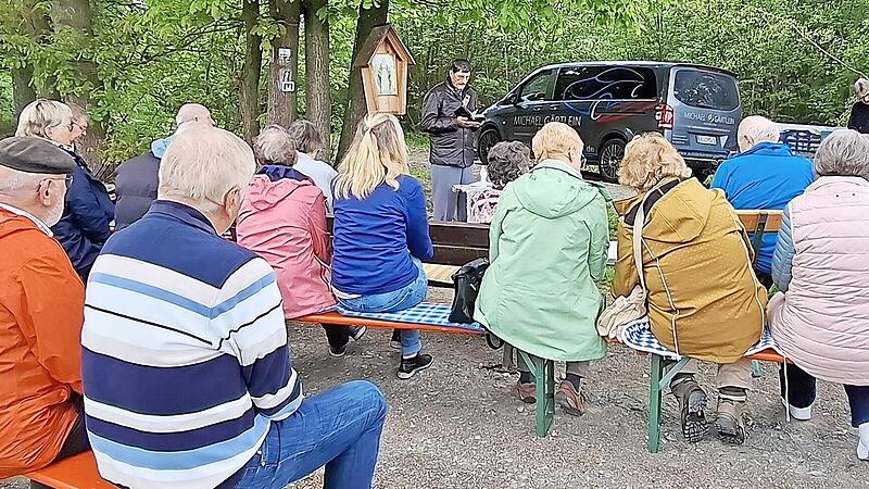 Helmut Fiedler führte durch die Maiandacht am Eltschigkreuz neben dem Gottesgartenrundweg Helmut Fiedler führte durch die Maiandacht am Eltschigkreuz neben dem Gottesgartenrundweg