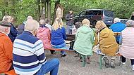 Helmut Fiedler f&uuml;hrte durch die Maiandacht am Eltschigkreuz neben dem Gottesgartenrundweg