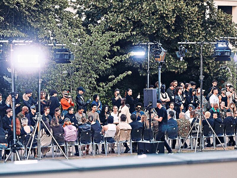 Viele Zuschauer und Modeexperten säumen den Laufsteg der Show im Garten des Kronprinzenpalais. Viele Zuschauer und Modeexperten säumen den Laufsteg der Show im Garten des Kronprinzenpalais.