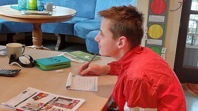 Leon br&uuml;tet &uuml;ber seinen Hausaufgaben.