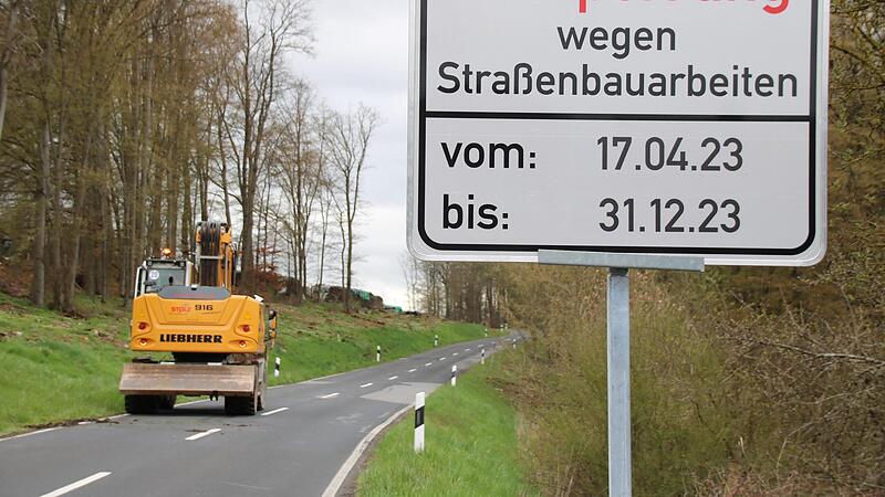 Auf der K18 zwischen Hassenbach und Schlimpfhof wird bis Dezember 2023 die Straße erneuert.