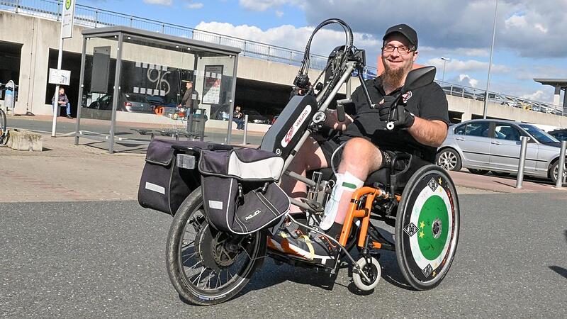 Bis das Geld f&uuml;r den Fahrzeugumbau zusammenkommt, ist Sascha Schneewei&szlig; mit seinem Handbike unterwegs.