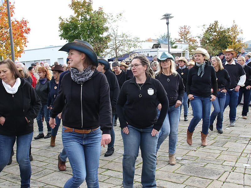 VHS Line Dance Gruppe, „Angeles in Line“Plankirchweih 2024 - Festzug
