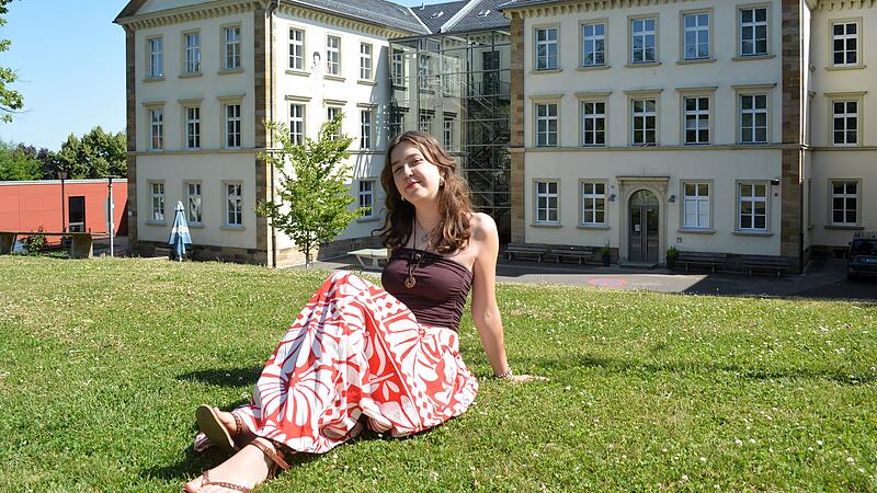 Frederike Lang, Abiturientin am E.T.A. Hoffmann-Gymnasium Bamberg Prüfungen geschafft, Schulzeit am E.T.A. Hoffmann-Gymnasium Bamberg vorbei: Frederike Lang hat ihr Abi in der Tasche.