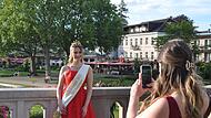 Noch schnell ein Schnappschuss von Schwester Elisa, dann muss die Rosenk&ouml;nigin Dana R&uuml;ttger, die zwei Jahre amtiert, den Rosenball in Bad Kissingen er&ouml;ffnen.