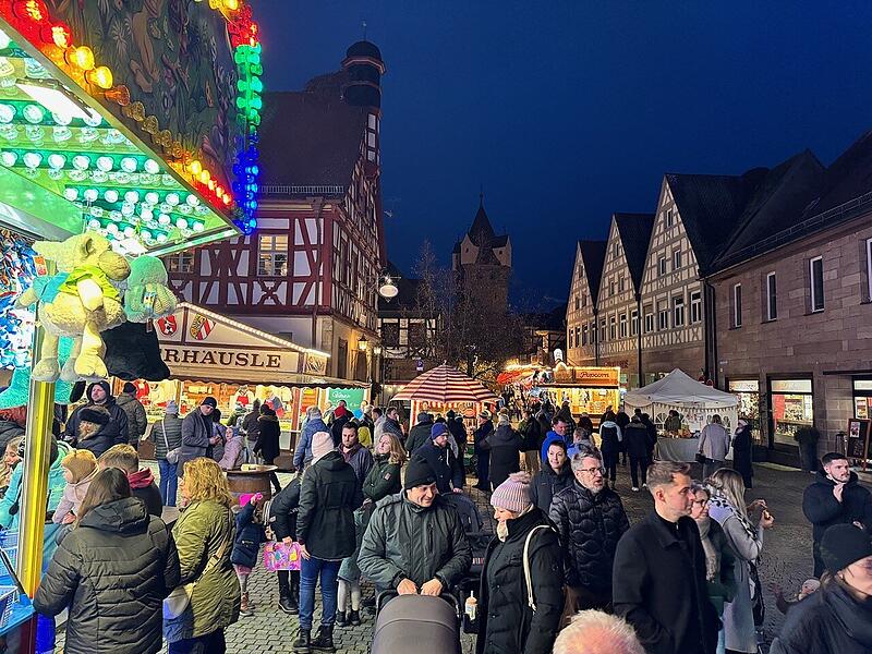 Verkaufsstände, Imbissbuden und Fahrgeschäfte: Auf der Martinikirchweih in Herzogenaurach ist für alle Besucher etwas geboten.