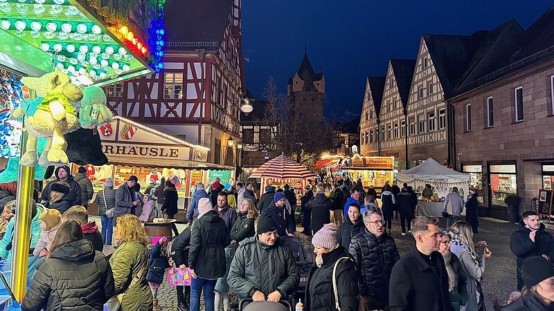 Verkaufsstände, Imbissbuden und Fahrgeschäfte: Auf der Martinikirchweih in Herzogenaurach ist für alle Besucher etwas geboten.