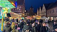 Verkaufsstände, Imbissbuden und Fahrgeschäfte: Auf der Martinikirchweih in Herzogenaurach ist für alle Besucher etwas geboten.