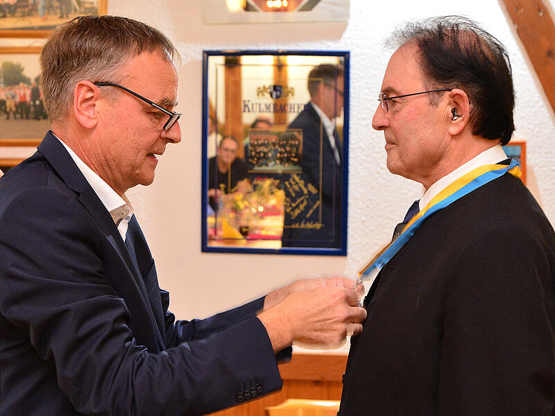 Bürgermedaillen Rugendorf 2025 Martin Weiß erhält von Bürgermeister Gerhard Theuer die Bürgermedaille.