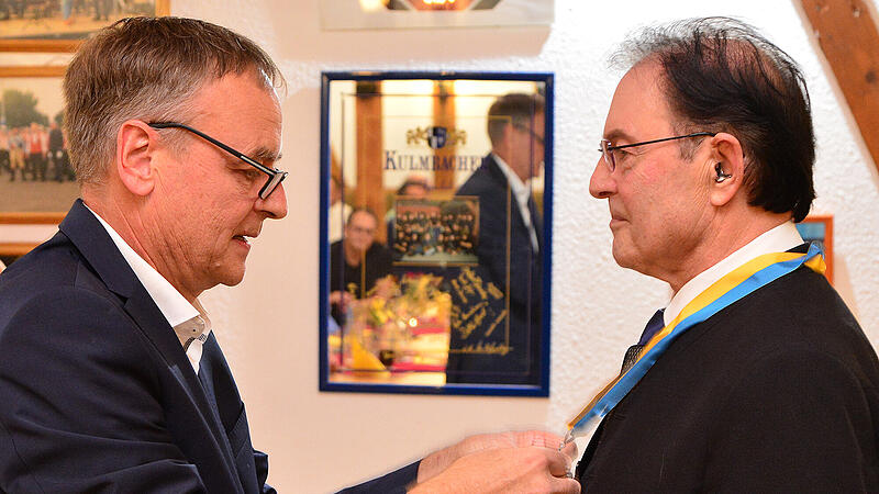 Martin Weiß erhält von Bürgermeister Gerhard Theuer die Bürgermedaille.