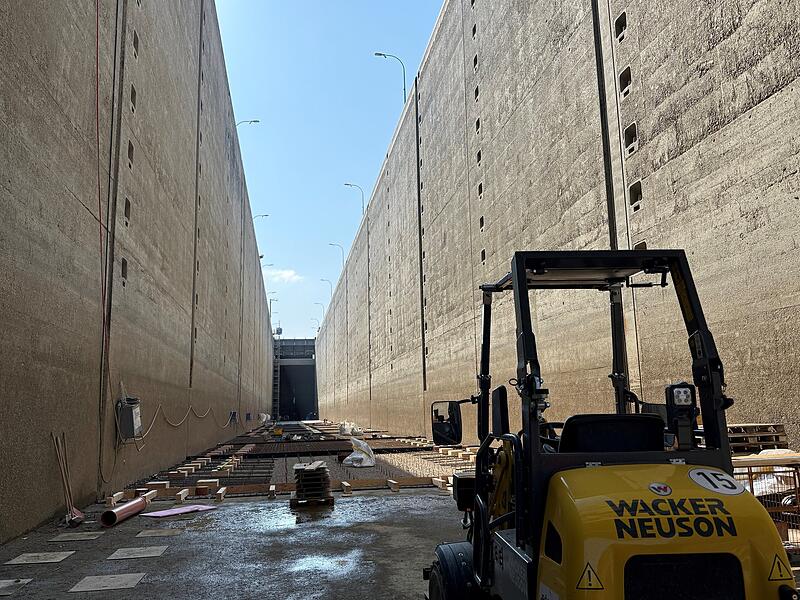 Gewaltige Dimensionen: Die Schleusenkammer der Schleuse Erlangen ist 23 Meter hoch, 200 Meter lang und zw&ouml;lf Meter breit.