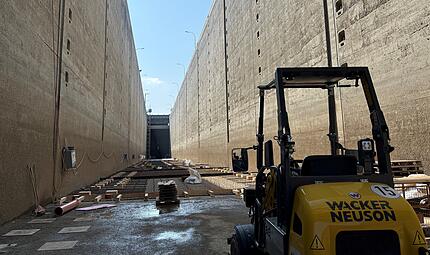 Schleuse ErlangenBildergalerie Sanierung Schleuse Erlangen Gewaltige Dimensionen: Die Schleusenkammer der Schleuse Erlangen ist 23 Meter hoch, 200 Meter lang und zwölf Meter breit.