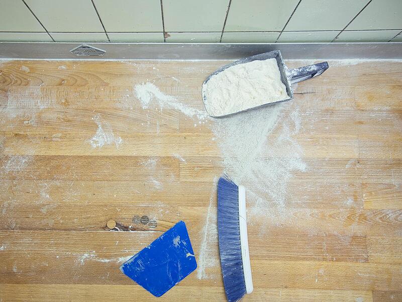 Mehl. Teigmesser – „ansonsten gute Zutaten und viel Zeit“. Das sind Werner Schrüfers Backgeheimnisse.Forchheim & Fränkische Schweiz Mehl. Teigmesser – „ansonsten gute Zutaten und viel Zeit“. Das sind Werner Schrüfers Backgeheimnisse.Forchheim & Fränkische Schweiz