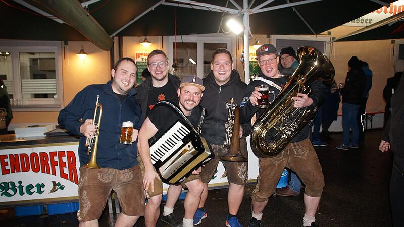 Die „Huppendorfer Musikanten“ heizen beim Bockbieranstich mit fetziger Musik ein.