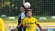 Der Mistelfelder Fin Rießner (links) und der Lichtenfelser Louis Funk beim Kopfballduell.