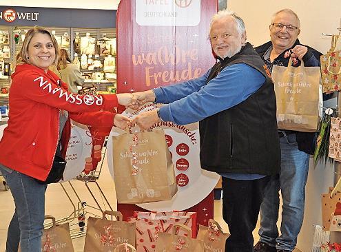 Der Vorsitzende der Tafel Burgkunstadt Herbert Mayer (Mitte) und Fahrerkoordinator Dieter Geyer nehmen die Spendent&uuml;ten von Filialleiterin Dulsana Shemoska entgegen.