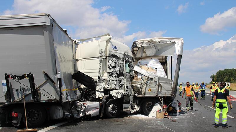 Der Lastwagenunfall legte die Autobahn in Fahrtrichtung mehrere Stunden lahm.