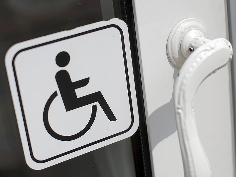 Hinweis-Schild für Menschen mit Behinderung Hinweis-Schild für Menschen mit Behinderung
