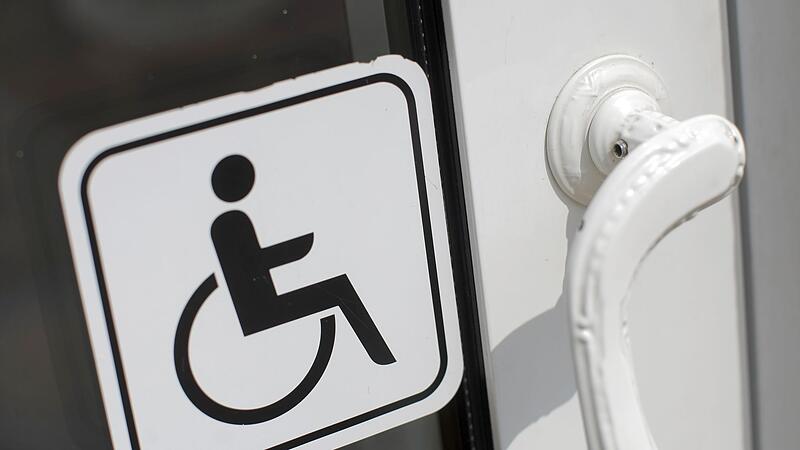 Hinweis-Schild für Menschen mit Behinderung Hinweis-Schild für Menschen mit Behinderung