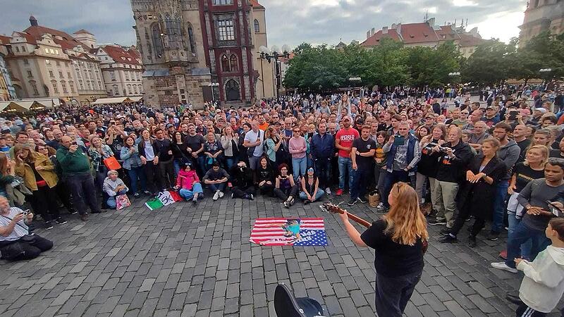 Fans von Bruce Springsteen in Prag Stefanie „Steffi“Kornherr spielte vor Tausenden Menschen in Prag Lieder von ihrem Idol Bruce Springsteen.