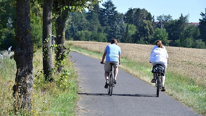 Durch Wiesen und W&auml;lder radeln macht Spa&szlig;.