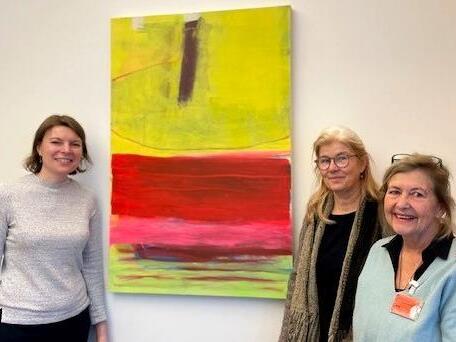 Emmi Zeulner (links) vor dem Kunstwerk von Heidemarie  Schellwanich-Fries (rechts).  Mit im Bild  Cornelia Morsch.