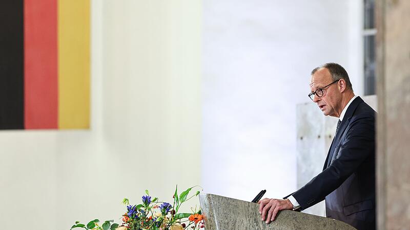 Merz spricht auf der Gedenkfeier für Bankier von Metzler