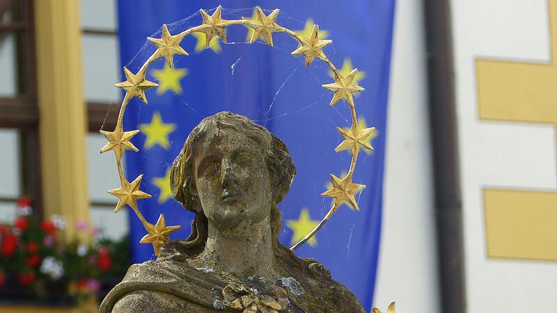 Schnappschuss vom Wahlsonntag: Diese Aufnahme gelang Wolfgang Adamek in Volkach und zeigt die Marktbrunnen-Figur vor der Europafahne am Rathaus. Schnappschuss vom Wahlsonntag: Diese Aufnahme gelang Wolfgang Adamek in Volkach und zeigt die Marktbrunnen-Figur vor der Europafahne am Rathaus.